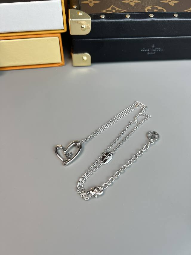 Lv Love Necklace, Fall In Love Heart Necklace uses gentle strokes to outline the