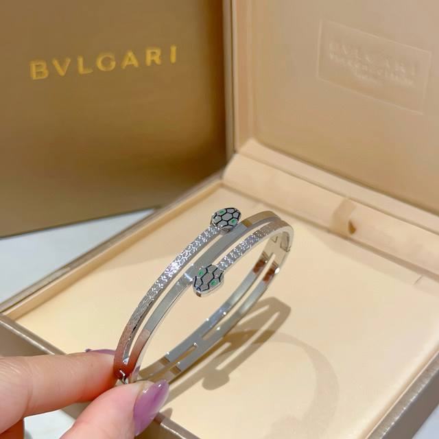 Bulgari bracelet Serpenti Viper series snake bone bracelet, V gold material is p