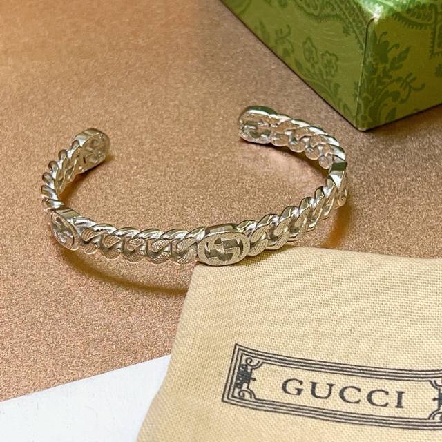 Look for the exclusive old-fashioned series. Thickened and widened Gucci bracele