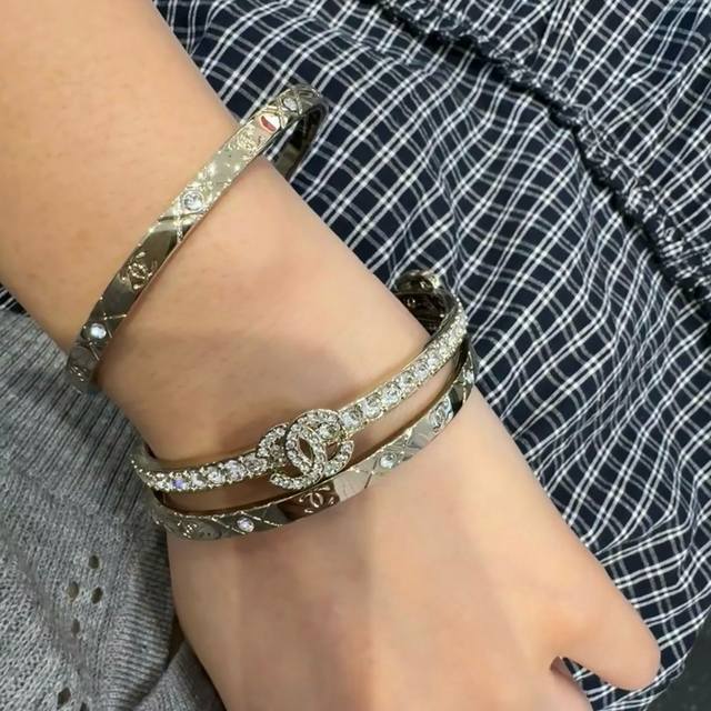 Xiaohongshu recommends the hot-selling Xiaochan new C-engraved diamond-studded,