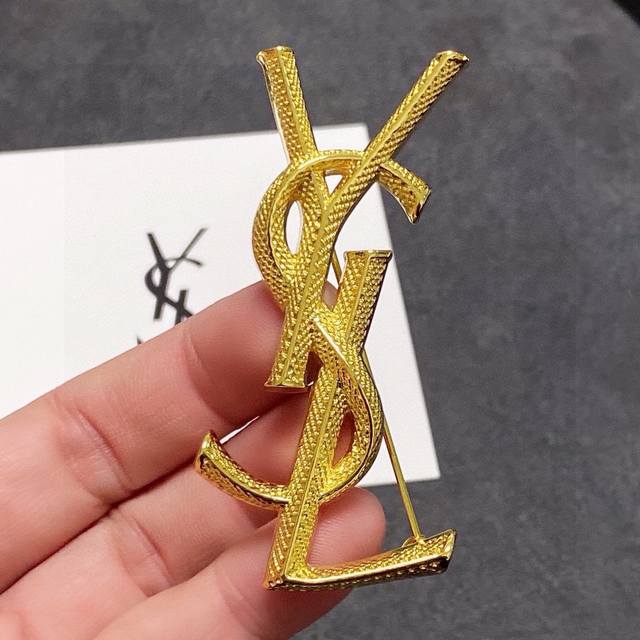 The new gold brooch from YSL Saint Laurent is the most understanding accessory f
