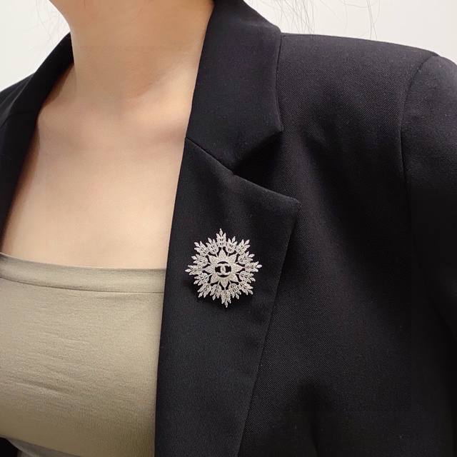 Chanel's latest high-end version of the snowflake leaf ice-shaped full-diamond C