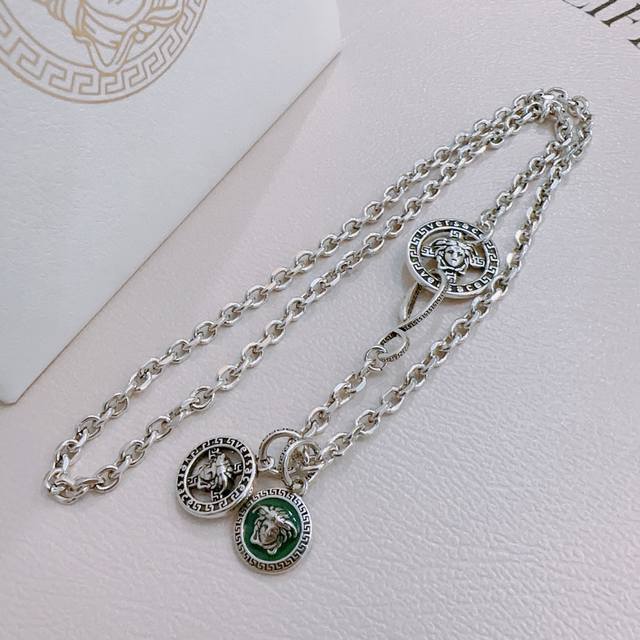 High quality Versace necklace with Medusa head original goods, new model from th
