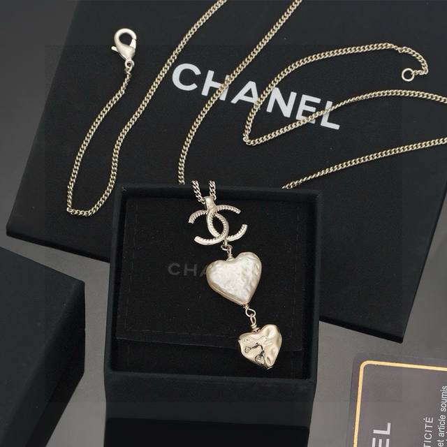 Chanel Pearl Heart Peach Necklace has a simple design yet is fashionable. The pe