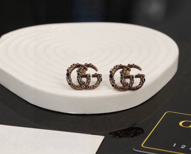 Gucci lion head earrings are high-end and beautiful. Because they are limited ed
