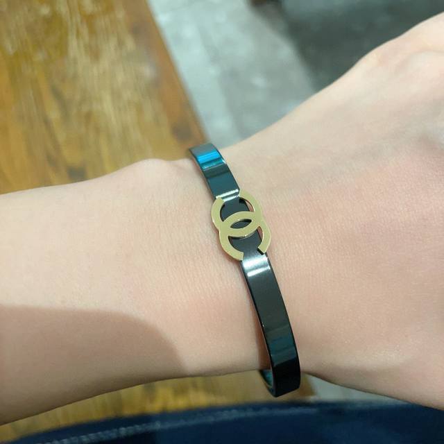 New Chanel carbon black bracelet, super heavy Bling Bling, the color is very wel