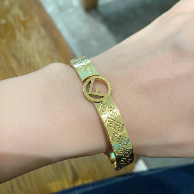 Fendi Fendi stainless steel bracelet high-end custom hot-selling new model gorge