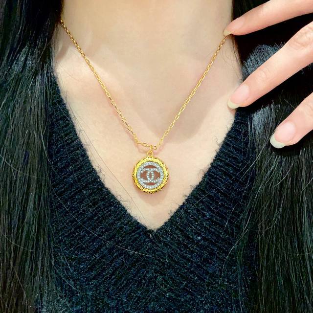 Chanel vintage necklace. Chanel's styles really need no introduction. Each one i