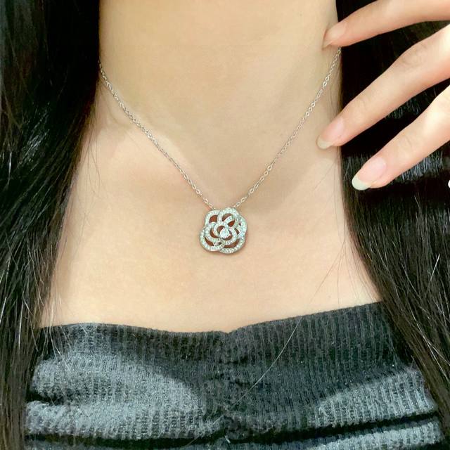 Chanel vintage necklace. Chanel's styles really need no introduction. Each one i
