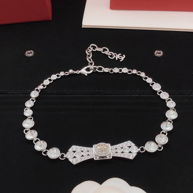 Ch*Nel's latest bow necklace is made of brass material. New silver full diamond