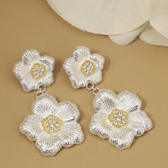 Double flower gardenia earrings Buccellati Italian high-end jewelry brand Retro