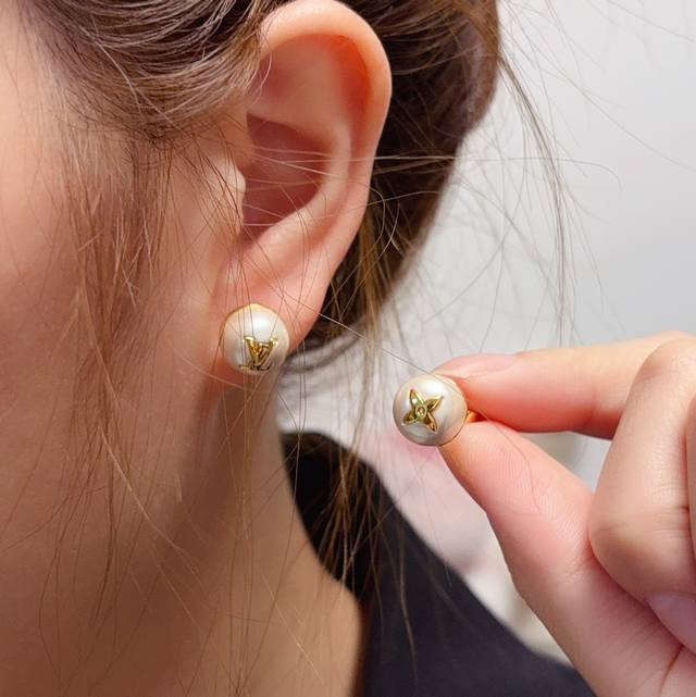 Lv Louis Vuitton letter high quality pearl white earrings original brass 925 ste