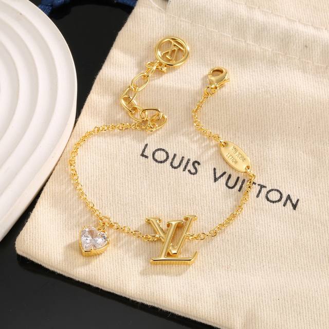 Louis Vuitton letter bracelet inherits exquisite craftsmanship and polished colo
