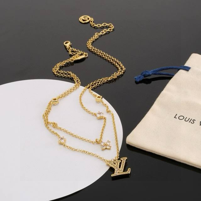 Lvjia's new Lv Iconic necklace bracelet has the Lv letter inlaid with crystals o