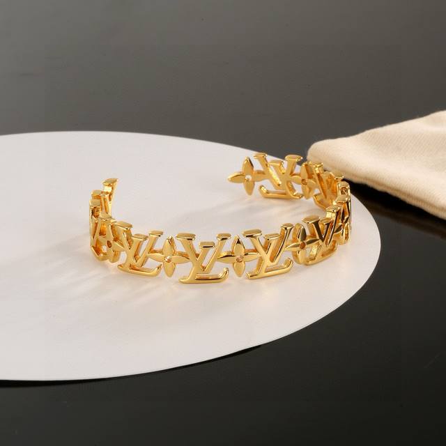 Seiko version of Louis Vuitton letter open bracelet inherits exquisite craftsman