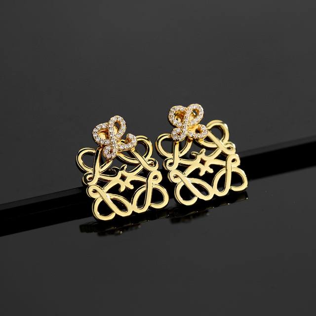 New Loewe earrings, very artistic! Its logo is the most beautiful art! Line flow