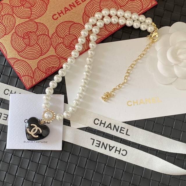 The hot-selling Chanel new heart choker pearl necklace is so hard to buy that I