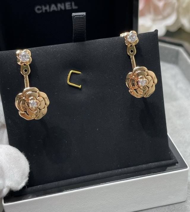V gold Chanel Camellia earrings, three-dimensional unique design, multiple ways