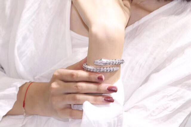 Bulgaria's hottest diamond snake bracelet. Popular snake series. Bulgari snake b