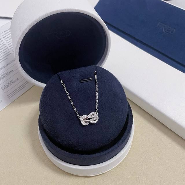 Fred half diamond 8-shaped buckle necklace, finely crafted micro-inlay, high-end