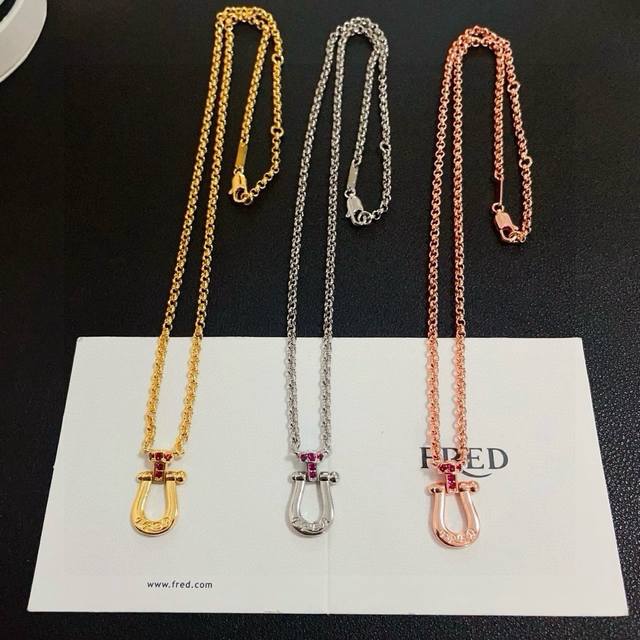 Fred's full diamond horseshoe buckle necklace, high-end custom made, counter mat