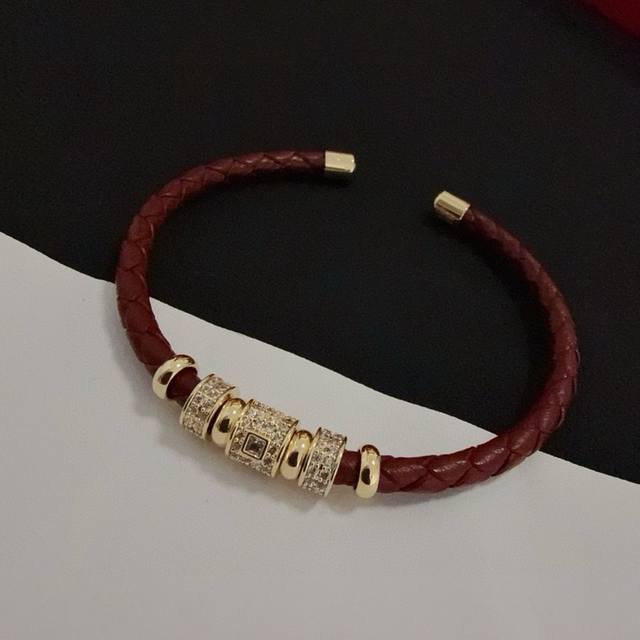 Cartier diamond-studded leather bracelet High-end custom version Diamond-studded