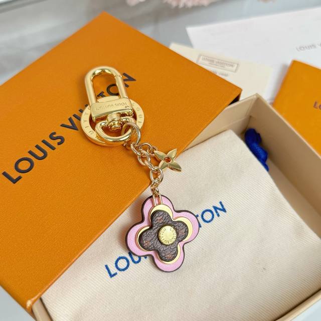 Batch: Lv Petal Keychain Bag Pendant New Keychain is coming Gentle and beautiful