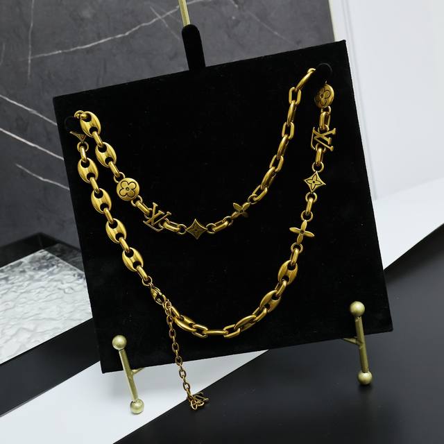 Lv Sailor Necklace M02725 The Lvsailor necklace is made of brass with a distress