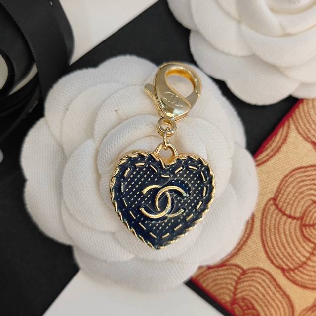 Chanel 25P denim blue heart keychain 25 The latest model of the new year, the su