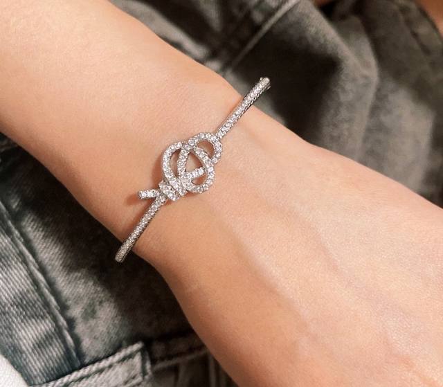 V gold Tiffany full diamond T knot key bracelet, like a beacon guiding people to