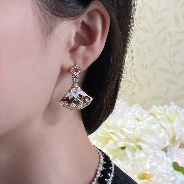 V gold plated Bulgari high-end camouflage fan-shaped skirt earrings for high-end