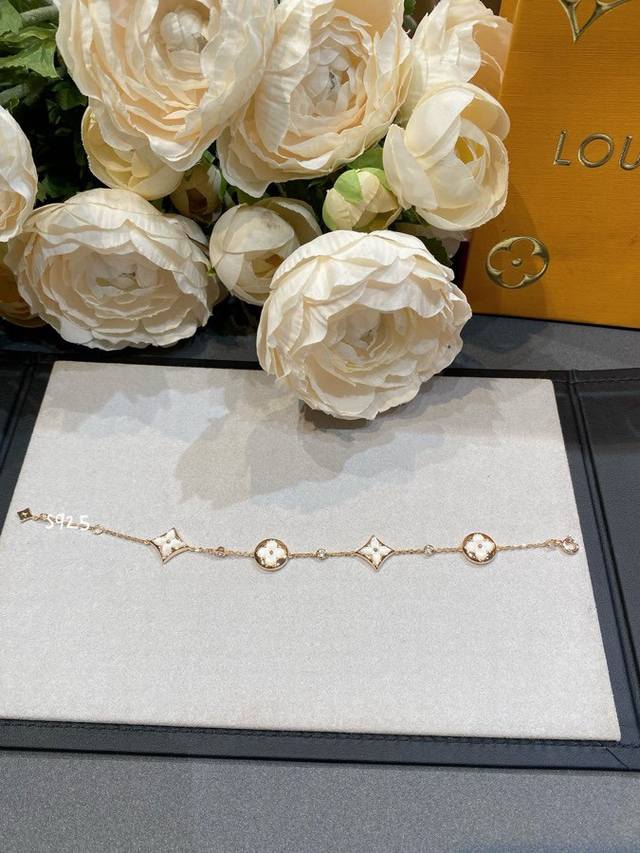 New model, classic L* four-flower bracelet, a classic model that is too fairy to
