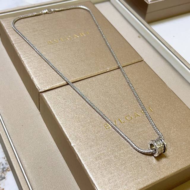 Bulgari necklace made of V gold. The Divas' Dream series of Bulgari is in perfec