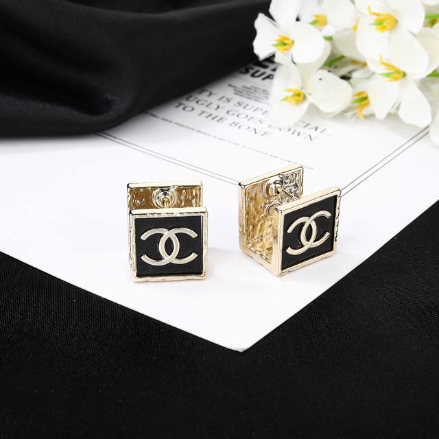 Chanel's new earrings are made with great care in every detail. This design is v