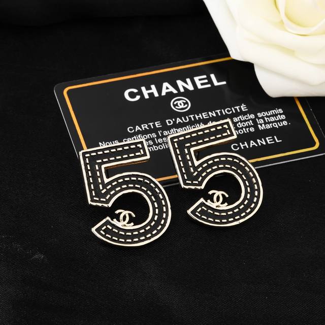 Xiaoxiang's new earrings are so beautiful! The new earrings are a must-have deco