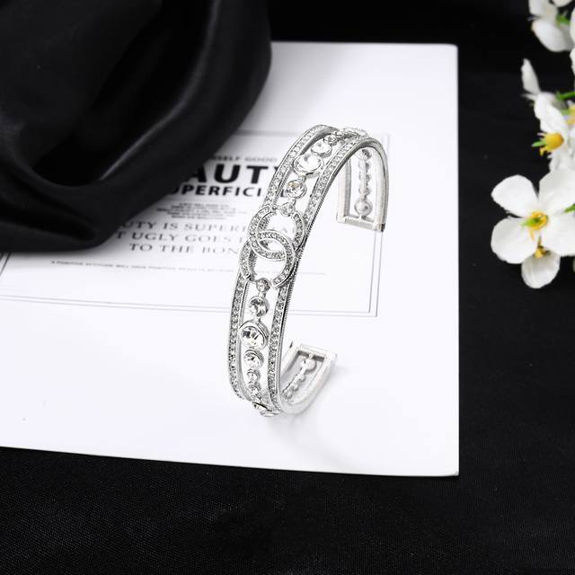 Chanel's new double C bracelet is very finely crafted in every detail. This desi
