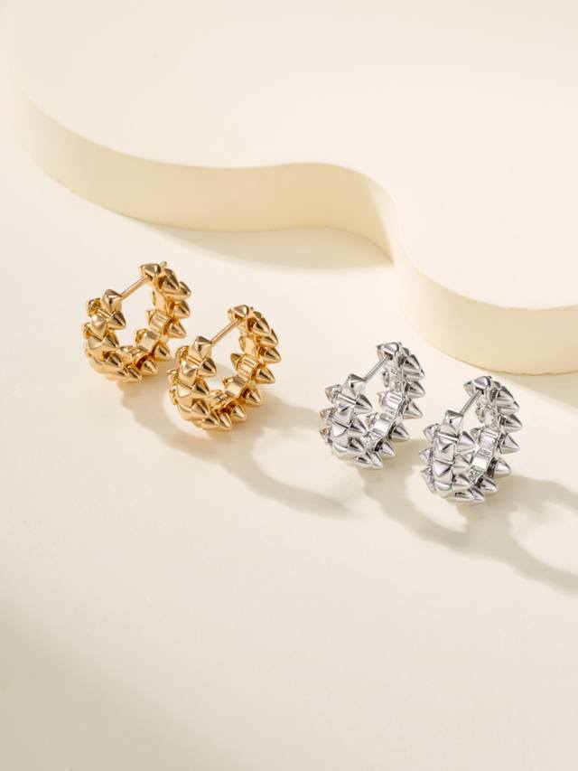 Clash De earrings, the original intention of the brand design: "Rivets, round be