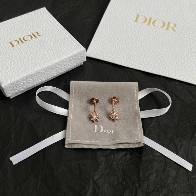 Dior earrings are newly launched at the counter. Selected original brass materia
