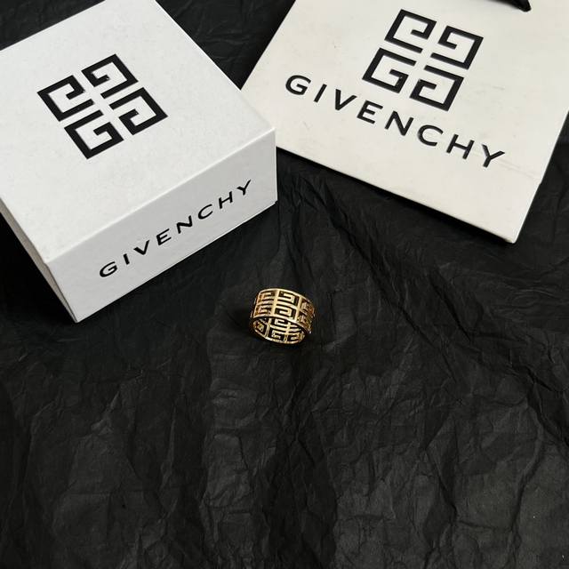 Givenchy ring The rough design is neutral and cool. It is really street-style fo