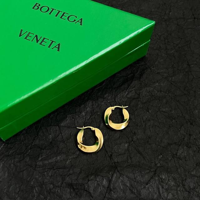 Bottega Veneta Bv earrings are very metallic and very good. The overall details