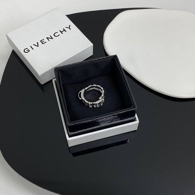 Givenchy ring The rough design is neutral and cool. It is really street-style fo