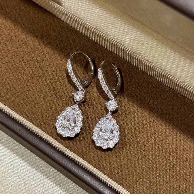 A4106 Graff's new teardrop full diamond earrings are a unique basic style, simpl