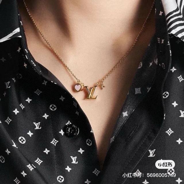 Louis Vuitton heart peach letter necklace bracelet inherits the exquisite crafts