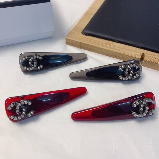 Chanel Chanel hairpin Acrylic Logo side clip bangs clip pressure clip daily exqu