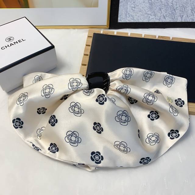 Chanel Xiaoxiang Chanel grab clip Satin print Logo grab clip temperament versati