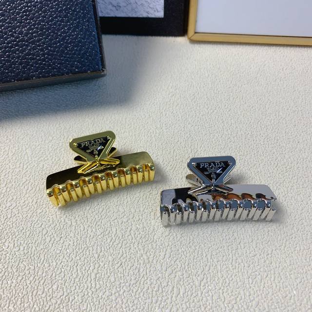 Prada Prada grab clip Popular metal grab clip fashionable and versatile little f