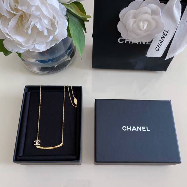 High quality details as shown in the picture 0800100 The small double C necklace