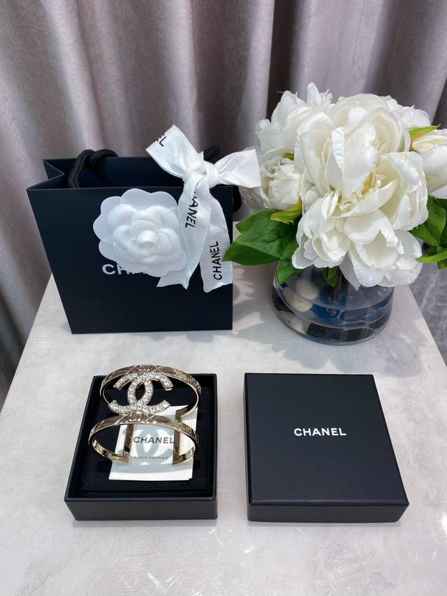 High quality details as shown in the picture 1100200 Fragrance diamond double C