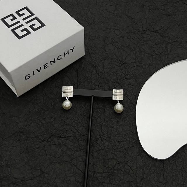 Givenchy's popular earrings are the same style as those of major stars. They are
