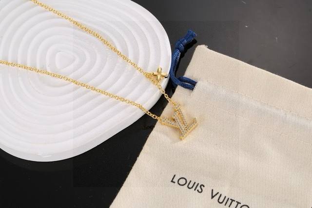 Lv gold letter necklace Louis Vuitton necklace personality brings a fashionable